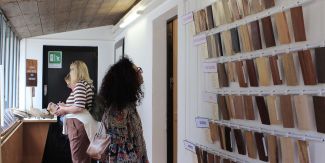 Visitatrici alla mostra dedicata ai legni presso il Bosco Siro Negri