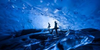 Il ghiacciaio dell'Aletsch con due esploratori al suo interno