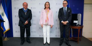 Da sinistra: Gian Battista Parigi, Commendatore della Repubblica del Salvador, la ministra degli Affari Esteri Alexandra Hill Tinoco e l’ambasciatore italiano in El Salvador Paolo Emanuele Rozo Sordini. 