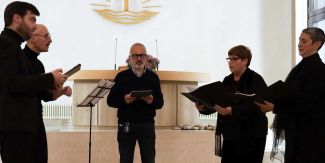 5 membri del Gruppo Vocale San Bernardo mentre cantano in una chiesa