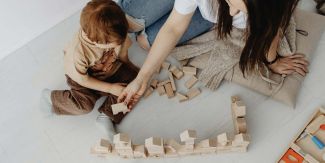 Mamma che gioca con bambino