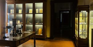 Una delle sale del Museo Golgi al buio con vetrine illuminate