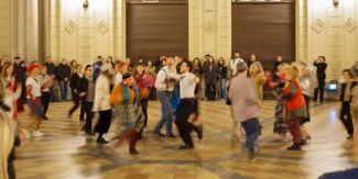 Persone che danzano in Cupola Arnaboldi