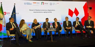 Il Rettore dell'Università di Pavia Francesco Svelto (secondo da destra) sul palco insieme agli altri relatore del panel "Medical sciences, diagnostics, neurosciences, aging society"