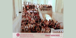 Classe degli Studenti del Foundation Year dell'Università di Pavia a.a. 2024/25 sullo Scalone d'Onore del Palazzo Centrale UniPv
