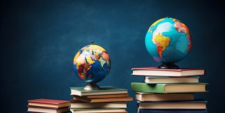 Due mappamondi appoggiati su pile di libri