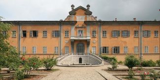 Facciata del Palazzo dell'Orto botanico dell'Università di Pavia con la scalinata in pietra