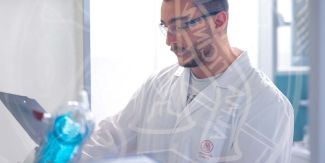 Ricercatore il laboratorio dietro vetro su cui è impresso logo UniPv