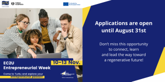 Gruppo di ragazze e ragazzi davanti a un pc. Indicazioni per candidarsi a partecipare alla "Entrepreneurial week a Turku"