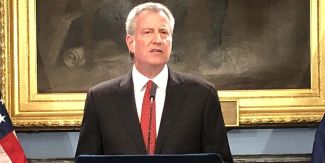 Bill de Blasio durante una conferenza stampa tenutasi il 2 agosto 2019 nella Blue Room del Municipio di New York.