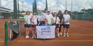 Foto di gruppo del team di tennis femminile e del team maschile con alcuni rappresentanti del Cral Ateneo