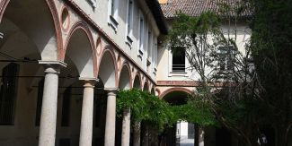Dettaglio del cortile Sforzesco nel Palazzo Centrale dell'Università di Pavia