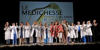 Foto di scena dallo spettacolo "Le Medichesse" con tutto il cast sul palco