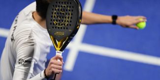 Giovane che gioca a paddle