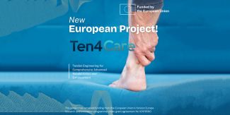 Sullo sfondo particolare di una caviglia con mano che tocca il tendine. In sovrimpressione info principali sul progetto