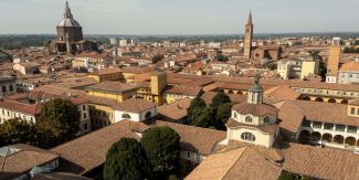 Cortili della sede centrale dell'Università di Pavia e veduta della città di Pavia dall'alto