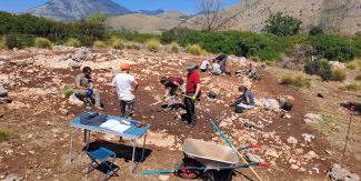 Studenti e ricercatori impegnati negli scavi nel sito in località ‘Pianara’ nel Comune di Fondi (LT). 