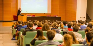 Sala conferenze del Collegio Nuovo piena di studenti