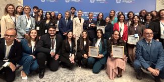 Foto di gruppo dei partecipanti e dei vincitori di “Make it a Case”