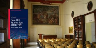 Copertina del libro "China-GDR Relations from 1949 to 1989". Sullo sfondo l'Aula Magna del Collegio Cairoli