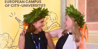 Maya e Julia il giorno della laurea