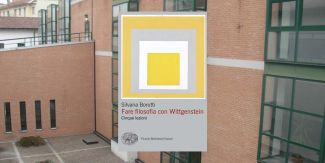 Copertina libro "Fare filosofia". Sullo sfondo cortile ed esterno Collegio Giasone del Maino