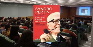 Copertina del libro "Una certa idea di socialismo. La storia del “presidente degli italiani” raccontata da lui stesso". Sullo sfondo sala conferenze del Collegio Nuovo piena di studenti e studentesse