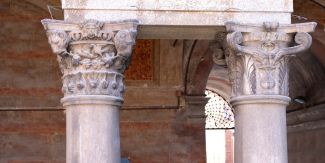 Dettaglio di due capitelli del cortile interno di Palazzo Raimondi a Cremona, sede del Dipartimento di Musicologia e Beni Culturali UniPv
