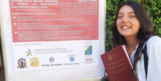 Cristina Caporusso con la sua tesi davanti al manifesto del premio