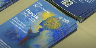 Brochure della rassegna "Pavia Città della Salute - 1^a tappa Cervello" disposte su un tavolo