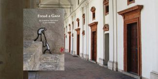 Copertina del libro "Freud a Gaza", sullo sfondo porticato del chiostro interno del Collegio Borromeo