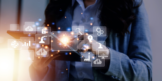 Donna con in mano un tablet