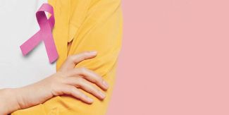 Campagna "Ottobre rosa" di Regione Lombardia con busto di donna che porta sul petto il fiocco rosa della prevenzione