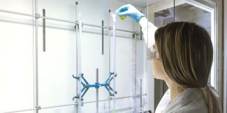 Ricercatrice del Dipartimento di Scienze del Farmaco dell'Università di Pavia in laboratorio