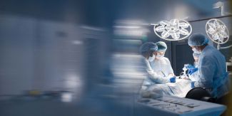 Sala operatoria, immagine sfuocata con dettagli di chirurghi che operano