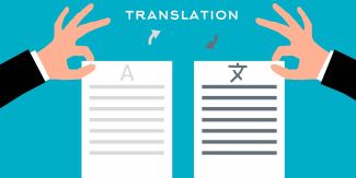 Disegno di due mani che reggono due fogli con un testo in due lingue diverse. In alto scritta "translation"