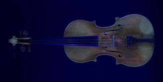 Il violino Vesuvio fotografato in fluorescenza indotta da radiazione ultravioletta