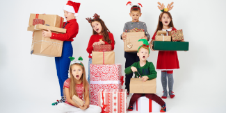 Bambini e bambine con pacchi natalizi