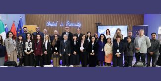 Foto di gruppo dei partecipanti all'evento presso l'Università “Aleksandër Moisiu” di Durazzo 