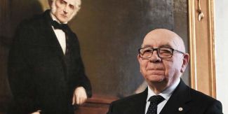 Angelo Stella, alle sue spalle dipinto di Alessandro Manzoni