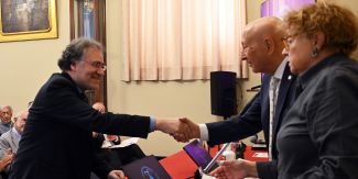 Il prof. Colloca riceve le felicitazioni del Presidente dell'Istituto Lombardo Prof. Stefano Maiorana