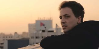 Fotogramma dal film "Erasmus in Gaza" raffigurante il giovane protagonista