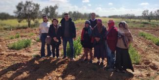 Foto di gruppo dei ricercatori con gli agricoltori e le agricoltrici sul sito sperimentale in Tunisiaed in particolare della componente femminile