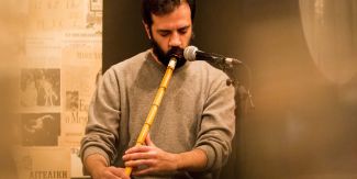 Harris Lambrakis mentre suona il flauto tradizionale