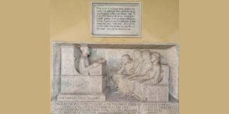 Lapide di Francesco Corti presente nel Cortile Volta dell'Università di Pavia