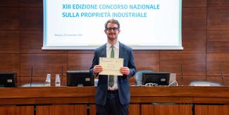 Lorenzo Gitti con l'attestato del Premio