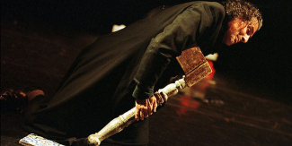 César Brie sul palco mentre interpreta il protagonista de "Il mare in tasca"