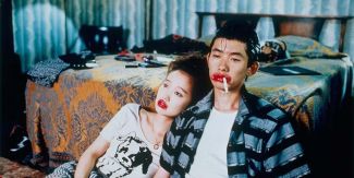 Fotogramma dal film "Mystery Train" con due dei protagonisti: Youki Kudoh e Masatoshi Nagase