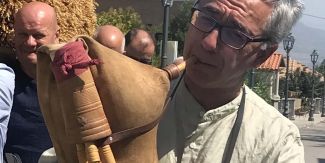 Nicola Scaldaferri mentre suona la zampogna