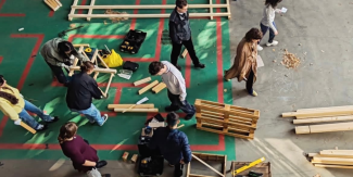 Studenti e studentesse al lavoro durante la Intensive Summer School “Architectures of Care 2 – Thinking through Making”